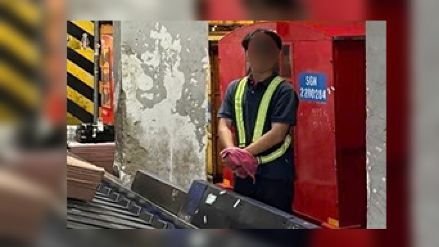 Bắt nhân viên sân bay trộm 50 triệu đồng trong hành lý ký gửi